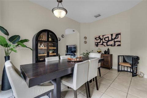 Casa en venta en Hialeah, Florida, 4 dormitorios, 197.32 m2 № 2382788 - foto 11