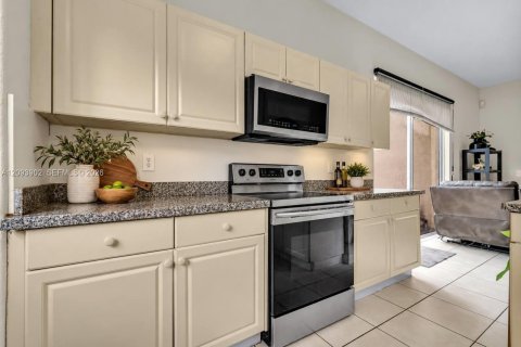 Casa en venta en Hialeah, Florida, 4 dormitorios, 197.32 m2 № 2382788 - foto 14