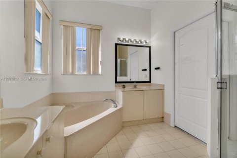 Casa en venta en Hialeah, Florida, 4 dormitorios, 197.32 m2 № 2382788 - foto 22