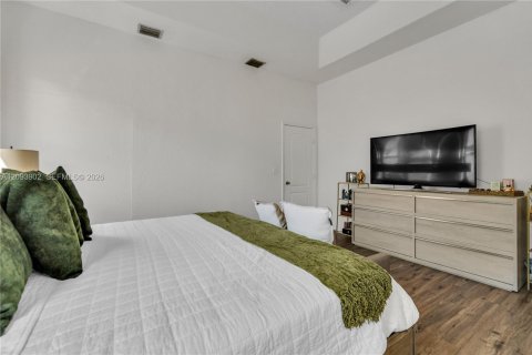 Casa en venta en Hialeah, Florida, 4 dormitorios, 197.32 m2 № 2382788 - foto 20