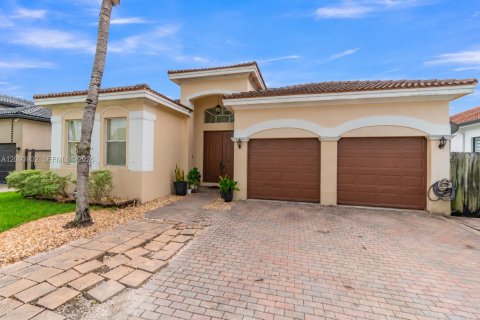 Casa en venta en Hialeah, Florida, 4 dormitorios, 197.32 m2 № 2382788 - foto 2