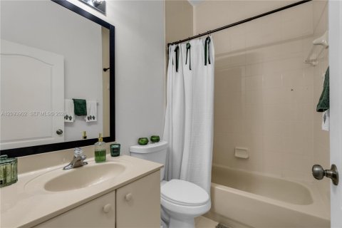Casa en venta en Hialeah, Florida, 4 dormitorios, 197.32 m2 № 2382788 - foto 27