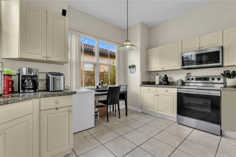 Casa en venta en Hialeah, Florida, 4 dormitorios, 197.32 m2 № 2382788 - foto 17