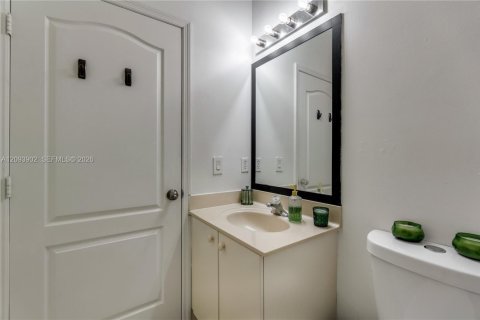 Casa en venta en Hialeah, Florida, 4 dormitorios, 197.32 m2 № 2382788 - foto 28