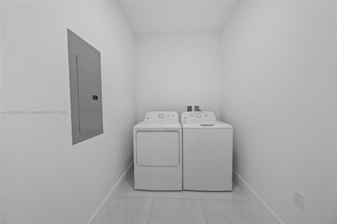 Condo in Coral Gables, Florida, 1 bedroom  № 1813854 - photo 25
