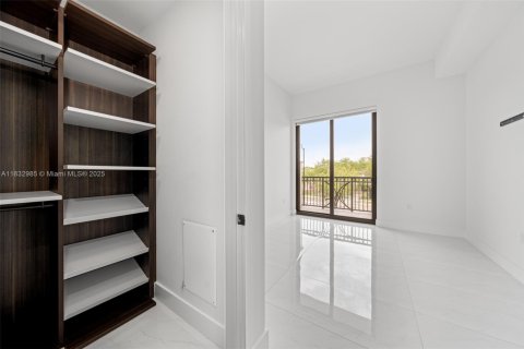 Condo in Coral Gables, Florida, 1 bedroom  № 1813854 - photo 19
