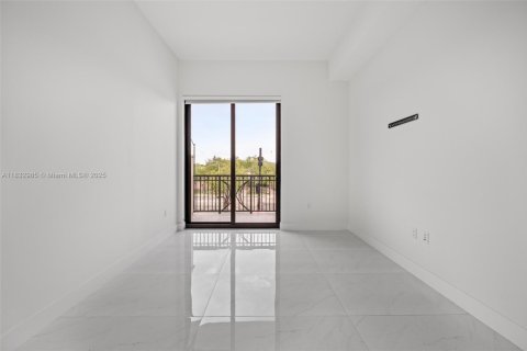 Condo in Coral Gables, Florida, 1 bedroom  № 1813854 - photo 16