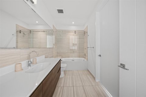 Condo in Coral Gables, Florida, 1 bedroom  № 1813854 - photo 21