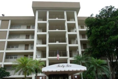 Condo in Pompano Beach, Florida, 2 bedrooms  № 1189778 - photo 1