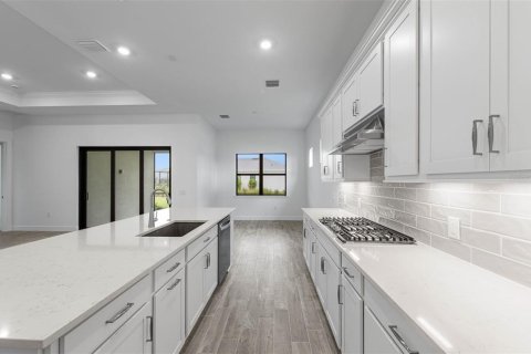 House in Lakewood Ranch, Florida 2 bedrooms, 193.24 sq.m. № 2287631 - photo 12