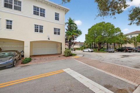 Townhouse in Pompano Beach, Florida 3 bedrooms, 210.7 sq.m. № 1921689 - photo 7