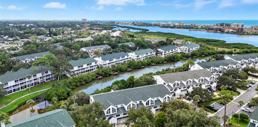 Townhouse in Seminole, Florida 3 bedrooms, 201.97 sq.m. № 2093091