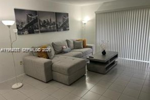 Condo in Miami, Florida, 1 bedroom  № 2026768 - photo 4