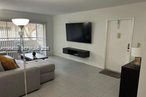 Condo in Miami, Florida, 1 bedroom  № 2026768 - photo 6