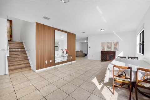 Casa en venta en Cutler Bay, Florida, 5 dormitorios, 271.65 m2 № 1973574 - foto 2