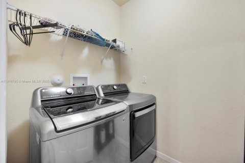 Casa en venta en Cutler Bay, Florida, 5 dormitorios, 271.65 m2 № 1973574 - foto 20