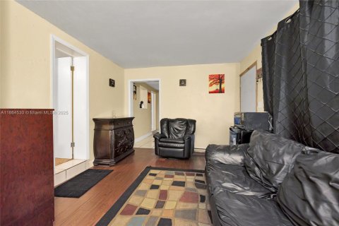 Casa en venta en Miami, Florida, 3 dormitorios, 138.33 m2 № 1892691 - foto 21
