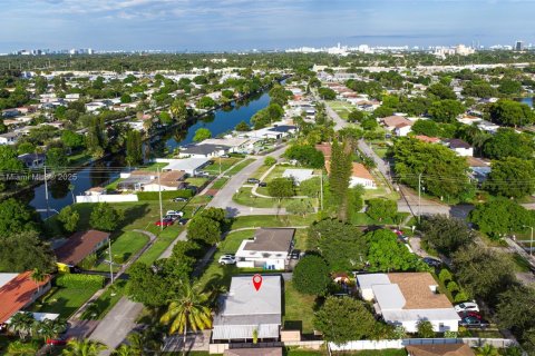Casa en venta en Miami, Florida, 3 dormitorios, 138.33 m2 № 1892691 - foto 30