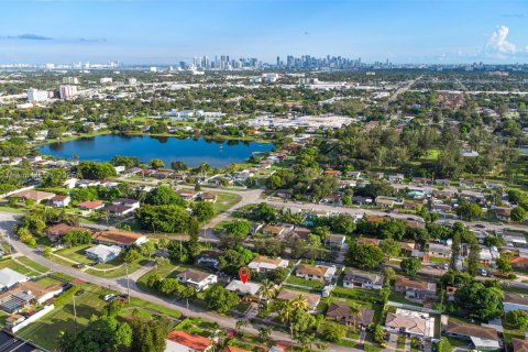 Casa en venta en Miami, Florida, 3 dormitorios, 138.33 m2 № 1892691 - foto 28