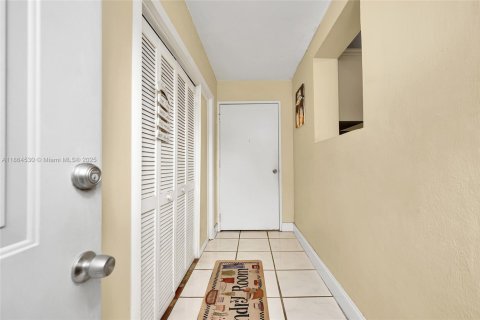 Casa en venta en Miami, Florida, 3 dormitorios, 138.33 m2 № 1892691 - foto 12