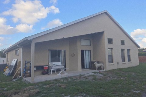 House in Oviedo, Florida 4 bedrooms, 215.72 sq.m. № 2208774 - photo 2