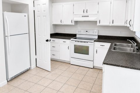 Appartement à louer à Tavares, Floride: 2 chambres, 83.61 m2 № 2386128 - photo 2