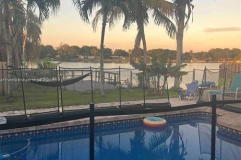 Casa en venta en Pembroke Pines, Florida, 5 dormitorios, 194.54 m2 № 1969349 - foto 27