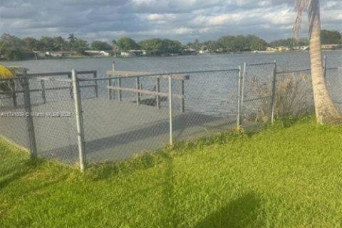 Casa en venta en Pembroke Pines, Florida, 5 dormitorios, 194.54 m2 № 1969349 - foto 21