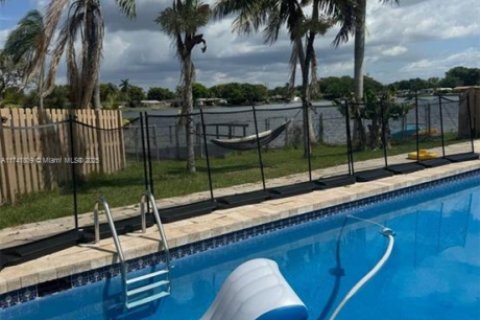 Casa en venta en Pembroke Pines, Florida, 5 dormitorios, 194.54 m2 № 1969349 - foto 26