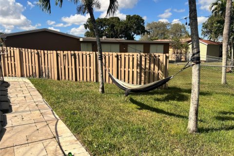 Casa en venta en Pembroke Pines, Florida, 5 dormitorios, 194.54 m2 № 1969349 - foto 16