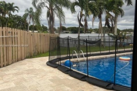 Casa en venta en Pembroke Pines, Florida, 5 dormitorios, 194.54 m2 № 1969349 - foto 23