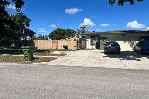 Casa en venta en Pembroke Pines, Florida, 5 dormitorios, 194.54 m2 № 1969349 - foto 7