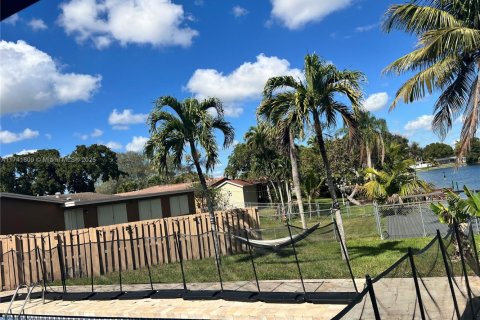 Casa en venta en Pembroke Pines, Florida, 5 dormitorios, 194.54 m2 № 1969349 - foto 17