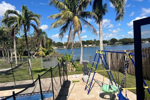 Casa en venta en Pembroke Pines, Florida, 5 dormitorios, 194.54 m2 № 1969349 - foto 19