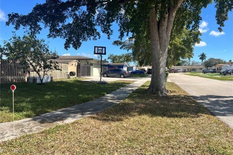 Casa en venta en Pembroke Pines, Florida, 5 dormitorios, 194.54 m2 № 1969349 - foto 4