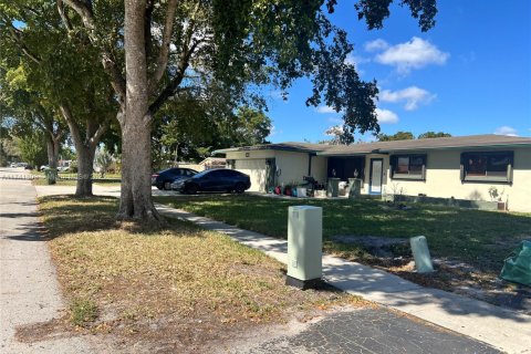 Casa en venta en Pembroke Pines, Florida, 5 dormitorios, 194.54 m2 № 1969349 - foto 15