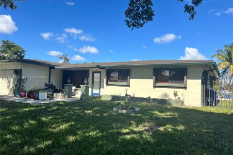 Casa en venta en Pembroke Pines, Florida, 5 dormitorios, 194.54 m2 № 1969349 - foto 9
