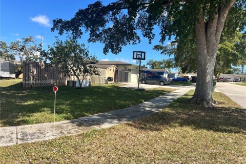 Casa en venta en Pembroke Pines, Florida, 5 dormitorios, 194.54 m2 № 1969349 - foto 6