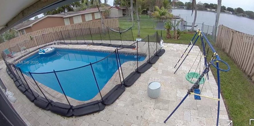 Casa en Pembroke Pines, Florida 5 dormitorios, 194.54 m2 № 1969349