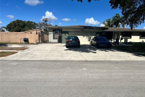 Casa en venta en Pembroke Pines, Florida, 5 dormitorios, 194.54 m2 № 1969349 - foto 5