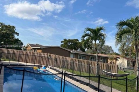Casa en venta en Pembroke Pines, Florida, 5 dormitorios, 194.54 m2 № 1969349 - foto 25