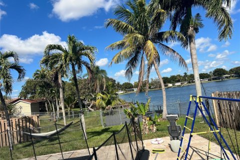 Casa en venta en Pembroke Pines, Florida, 5 dormitorios, 194.54 m2 № 1969349 - foto 18