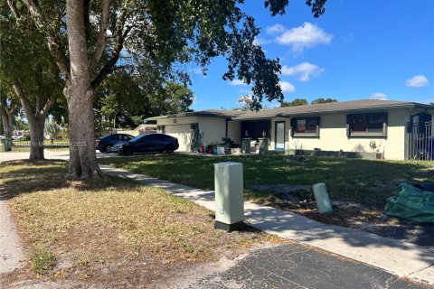 Casa en venta en Pembroke Pines, Florida, 5 dormitorios, 194.54 m2 № 1969349 - foto 3