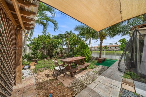 Casa en venta en Homestead, Florida, 4 dormitorios, 191.19 m2 № 1975291 - foto 17