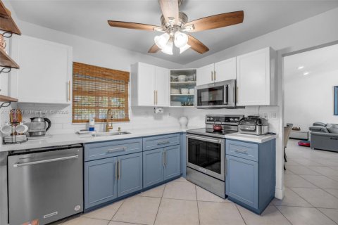 House in Miami, Florida 3 bedrooms, 116.5 sq.m. № 1950943 - photo 9