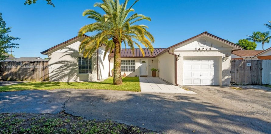 House in Miami, Florida 3 bedrooms, 116.5 sq.m. № 1950943