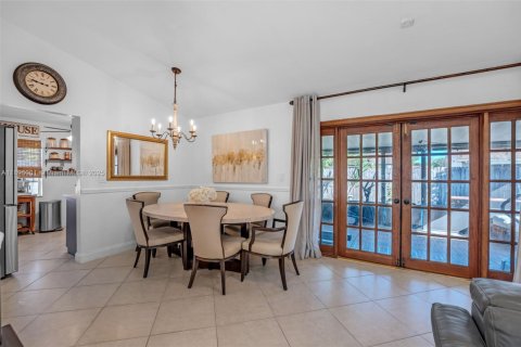 House in Miami, Florida 3 bedrooms, 116.5 sq.m. № 1950943 - photo 6