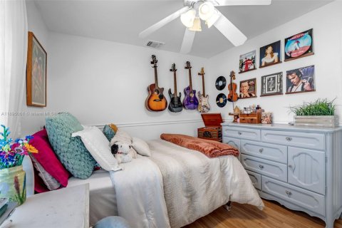 House in Miami, Florida 3 bedrooms, 116.5 sq.m. № 1950943 - photo 15