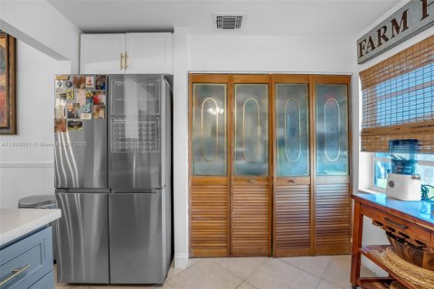 House in Miami, Florida 3 bedrooms, 116.5 sq.m. № 1950943 - photo 10