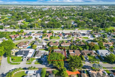 House in Miami, Florida 3 bedrooms, 116.5 sq.m. № 1950943 - photo 27